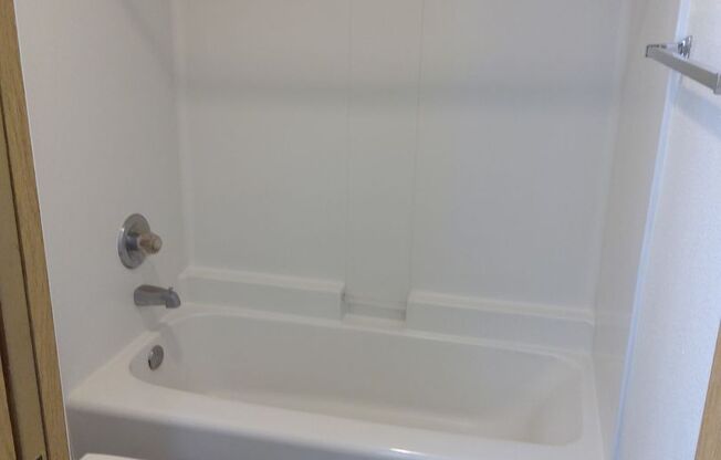 2 beds, 1 bath, 750 sqft, $1,375, Unit Bluff-6