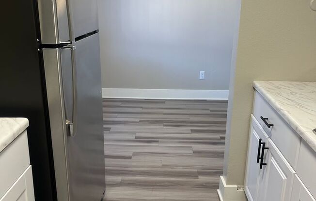 2 beds, 1 bath, 896 sqft, $1,995, Unit 096