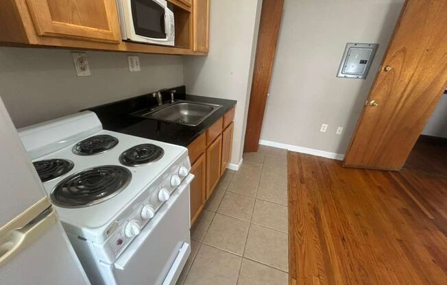 Studio, 1 bath, 280 sqft, $990, Unit A32