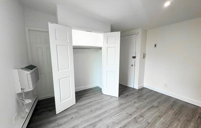 Studio, 1 bath, 300 sqft, $3,400, Unit 4-C