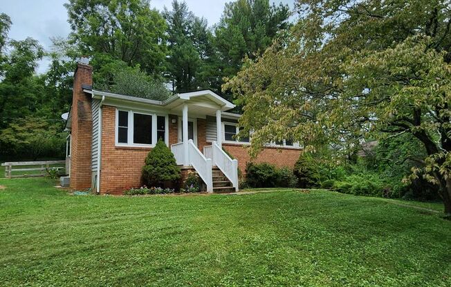 Swannanoa Rental-Large Yard!