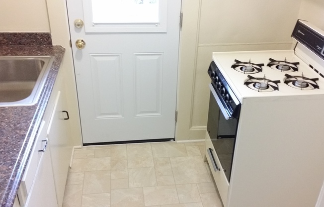 Studio, 1 bath, 325 sqft, $1,600, Unit 06