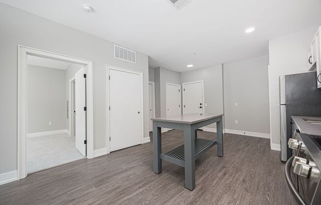 1 bed, 1 bath, 700 sqft, $1,195, Unit 410