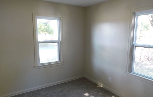 2 beds, 1 bath, $1,100, Unit 2755 S Greenwood - Main House