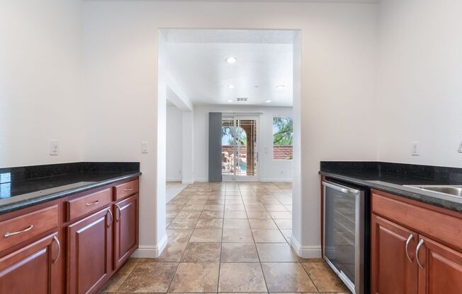 Mountains Edge Beauty - 5 bedrooms & 5 baths with pool & resort style backyard