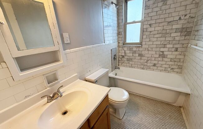 2 beds, 1 bath, 850 sqft, $1,595, Unit 420-19