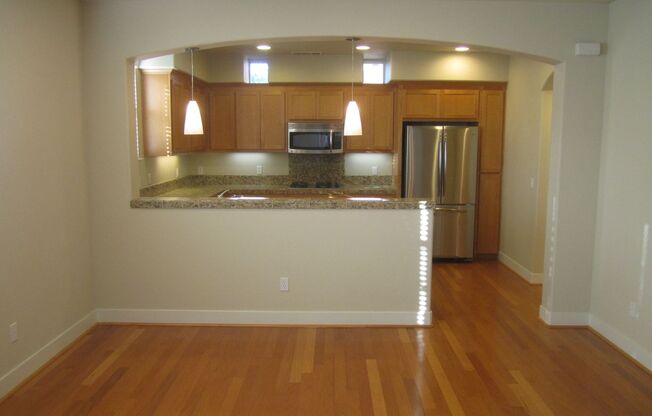 SPACIOUS 3 BEDROOM, 3.5 BATHROOM TOWNHOUSE IN AN EXCELLENT LOCATION. GARAGE. LAUNDRY. BALCONY. A TRUE MUST SEE!!!
