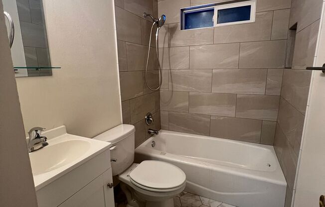 Cozy 2 bedroom 1 bath House!