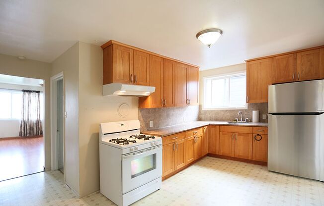 Top Floor 1BR+Office/1BA in Inner Mission, Eat-in Kitchen, Shared Yard, Section 8 Welcome (948 South Van Ness #3)