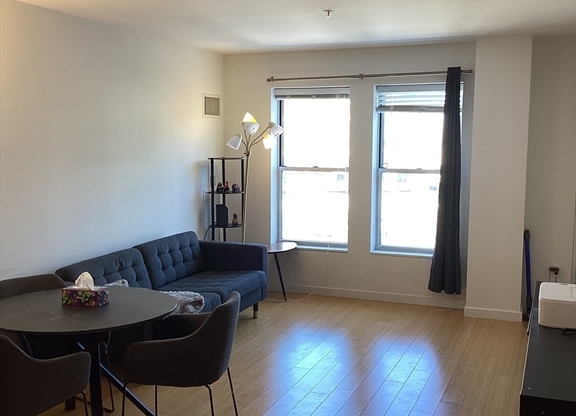 2 beds, 1 bath, 944 sqft, $4,600, Unit 605