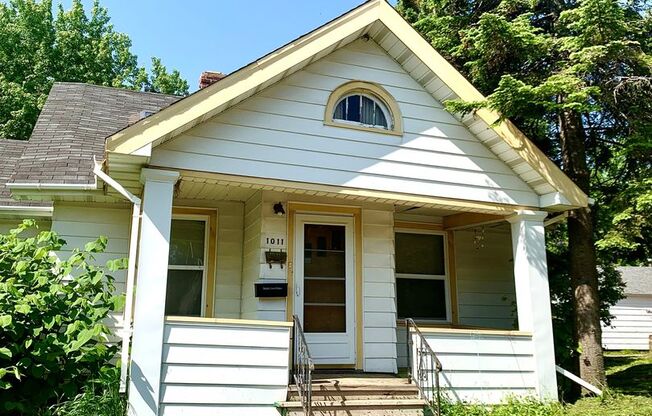 Duluth, MN. 4 bedroom - 1 bath - 1 off street parking - Single Family Home.