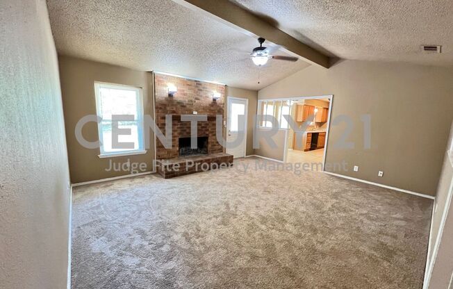 Charming 3/2/2 in Lake Dallas For Rent!