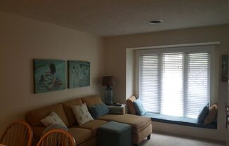 Beautifully furnished 1 br 2nd floor condo