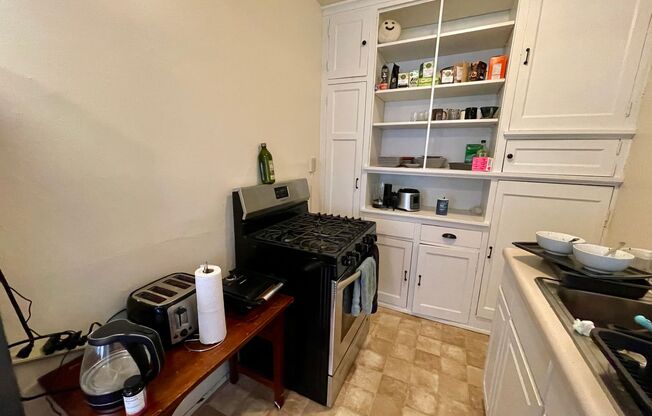 1 bed, 1 bath, $995, Unit 32
