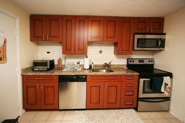 2 beds, 1 bath, 890 sqft, $3,100, Unit 14