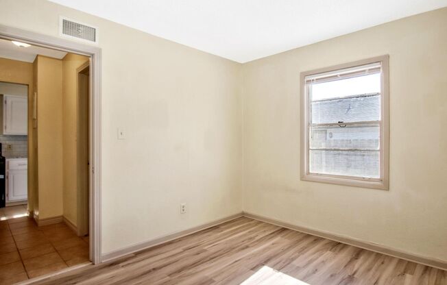 2 beds, 1 bath, 600 sqft, $815, Unit 3844 N. Oliver St.