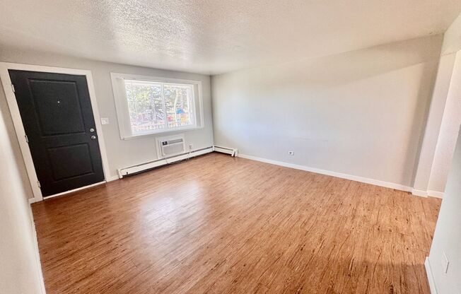 2 beds, 1 bath, 700 sqft, $1,175, Unit 32