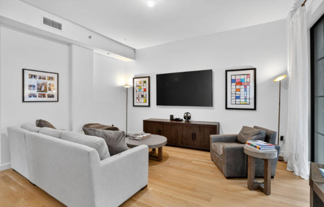 441 W 37 ST