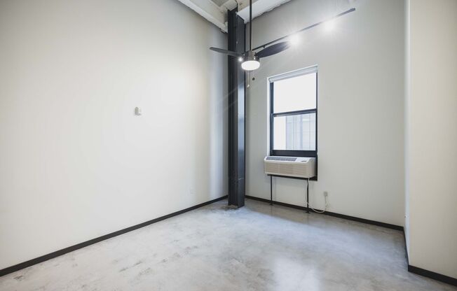 Studio, 1 bath, 450 sqft, $1,100, Unit 218