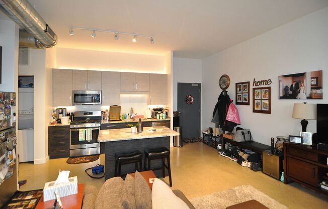 1 bed, 1 bath, 700 sqft, $2,350, Unit 402