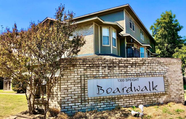 2-bedroom Boardwalk Condo Near Baylor & Downtown!