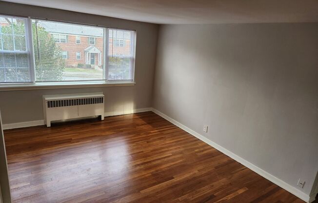 2 beds, 1 bath, 897 sqft, $2,335, Unit E-17