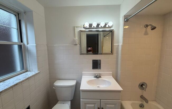 Studio, 1 bath, 295 sqft, $1,250, Unit Old King Edward 171