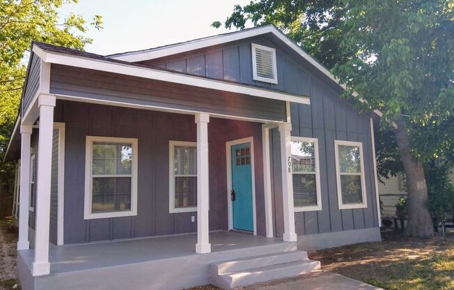 Charming 2 Bedroom, 1 Bath Duplex Near Downtown San Antonio