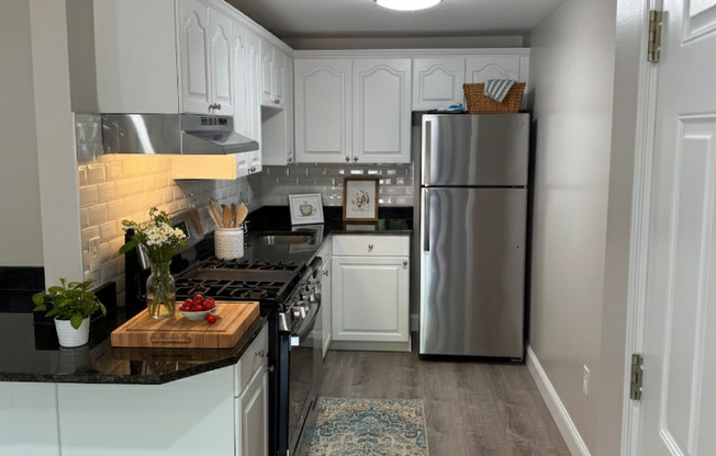 2 beds, 1 bath, 680 sqft, $2,325, Unit 23-28