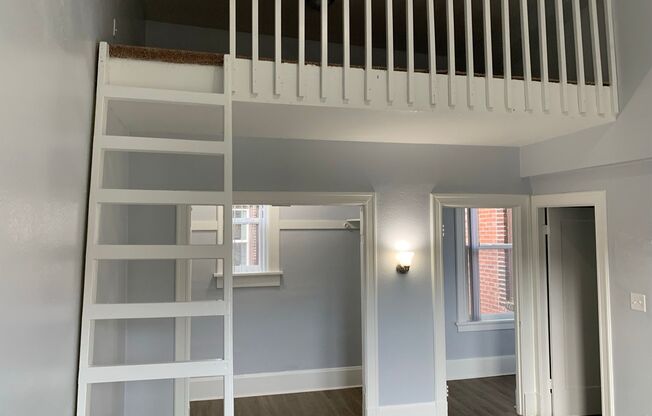 Studio, 1 bath, 240 sqft, $1,300, Unit 303