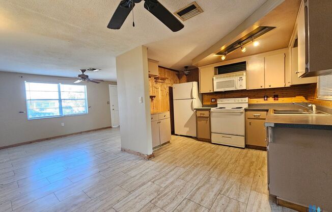 2 Bed 1 Bath HOUSE with 1 Car GARAGE and Large Lanai! - Available for Rent in Holiday, FL