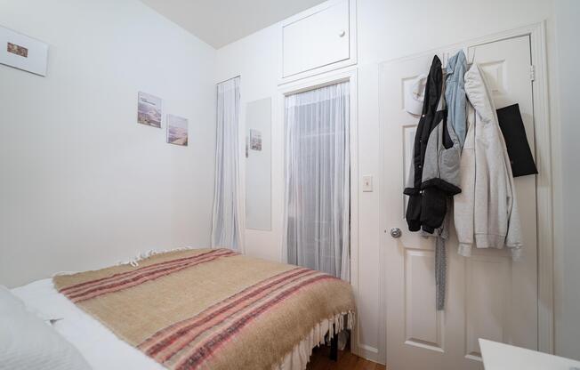 200 E 7 ST