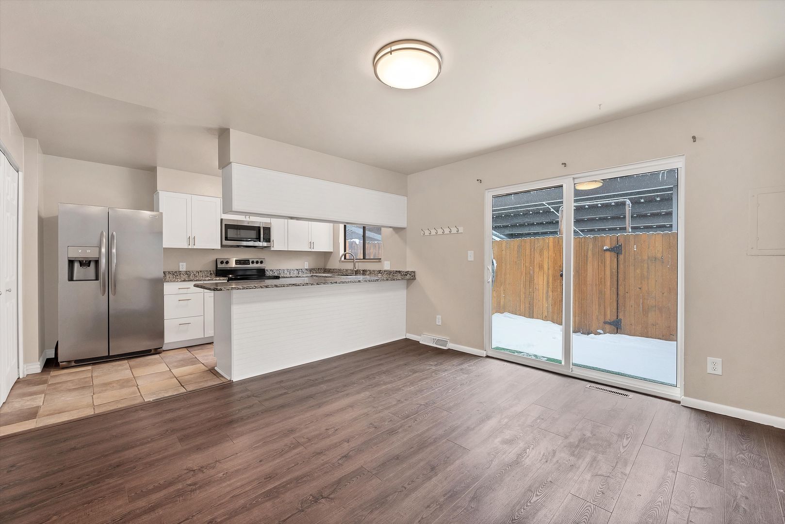 Bright & Spacious Townhome in Lakewood 2bd 2ba