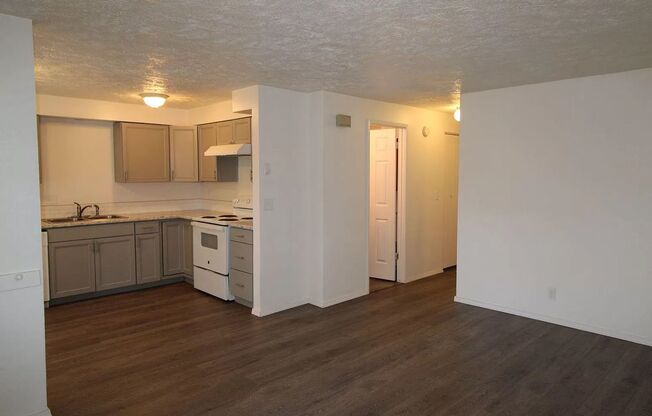 2 beds, 1 bath, 704 sqft, $1,295, Unit 725