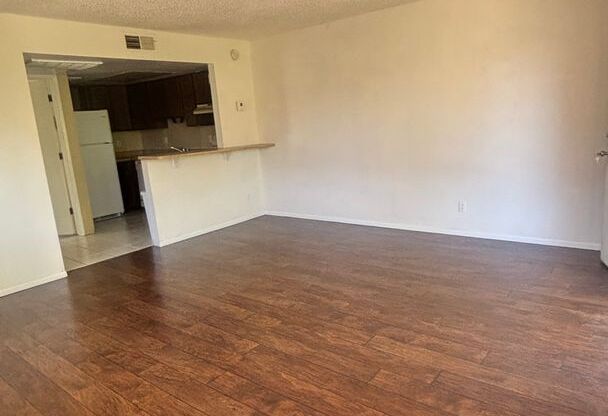1 bed, 1 bath, 640 sqft, $950, Unit 230
