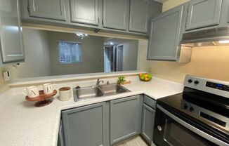 Amazing Condo Nestled in the Oakland Hills W/ Parking, Laundry & Patio!