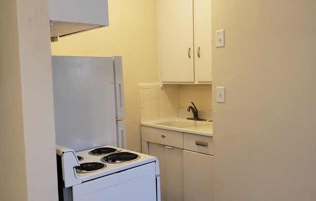 Studio, 1 bath, 325 sqft, $1,000, Unit Westview Apts. - Unit 17