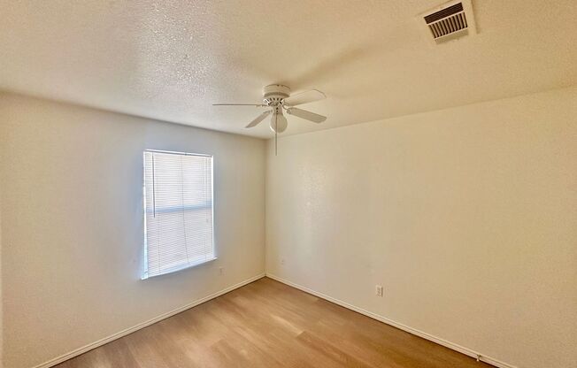 2 beds, 1 bath, $725, Unit B