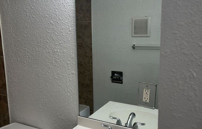 Studio, 1 bath, 350 sqft, $750, Unit 29