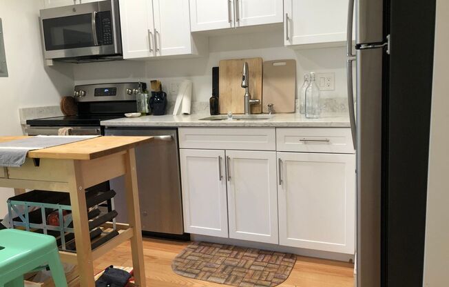 2 beds, 1 bath, $3,000, Unit 5