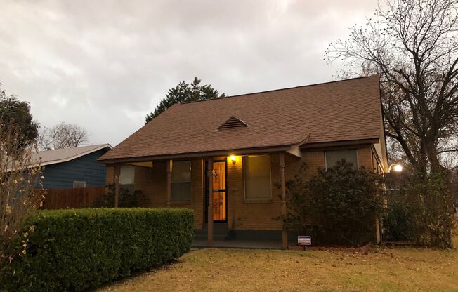 AVAILABLE NOW 2 BEDROOM 1 BATH IN SOUTH FORT WORTH