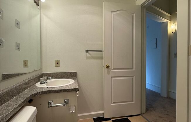 Studio, 1 bath, 405 sqft, $1,195, Unit 215