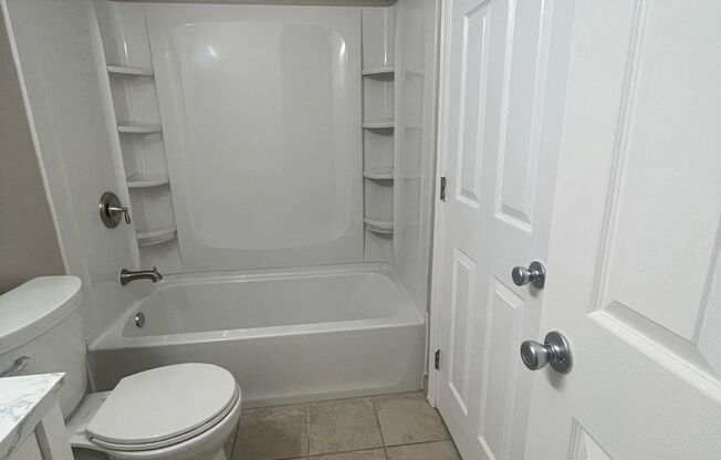 2 beds, 1 bath, 945 sqft, $1,575, Unit 033
