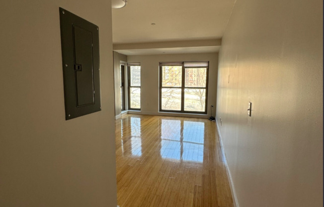 1 bed, 1 bath, $3,400, Unit 105