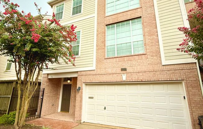 Spacious Museum District 3-Story 2/2.5/2 Townhome !