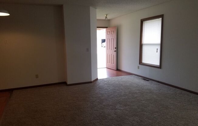 Great 3 Bed 2 Bath 2 Car Garage Flat Duplex- Pets ok!