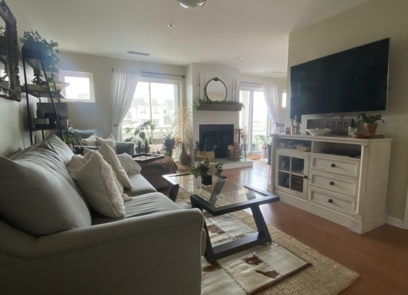 2 beds, 1.5 baths, 1,014 sqft, $3,000, Unit F304