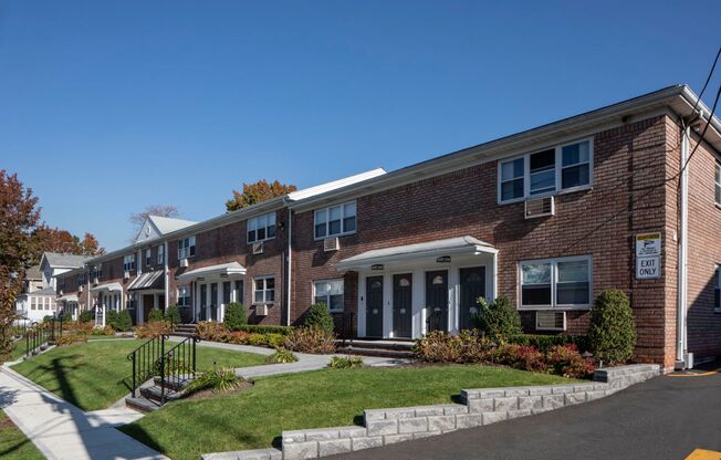 Regency Manor: In-Unit Washer & Dryer, Cold Water Included, Cat & Dog Friendly, and Custom Closets