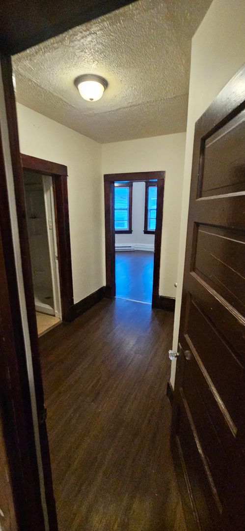 2 beds, 1 bath, $850, Unit 2