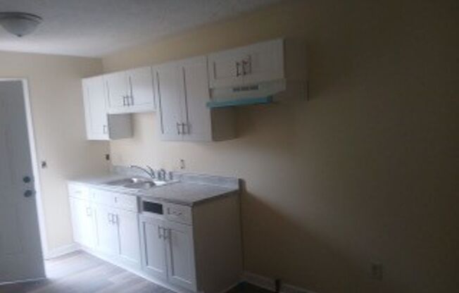 2 beds, 1 bath, $895, Unit 633 Colonette Drive